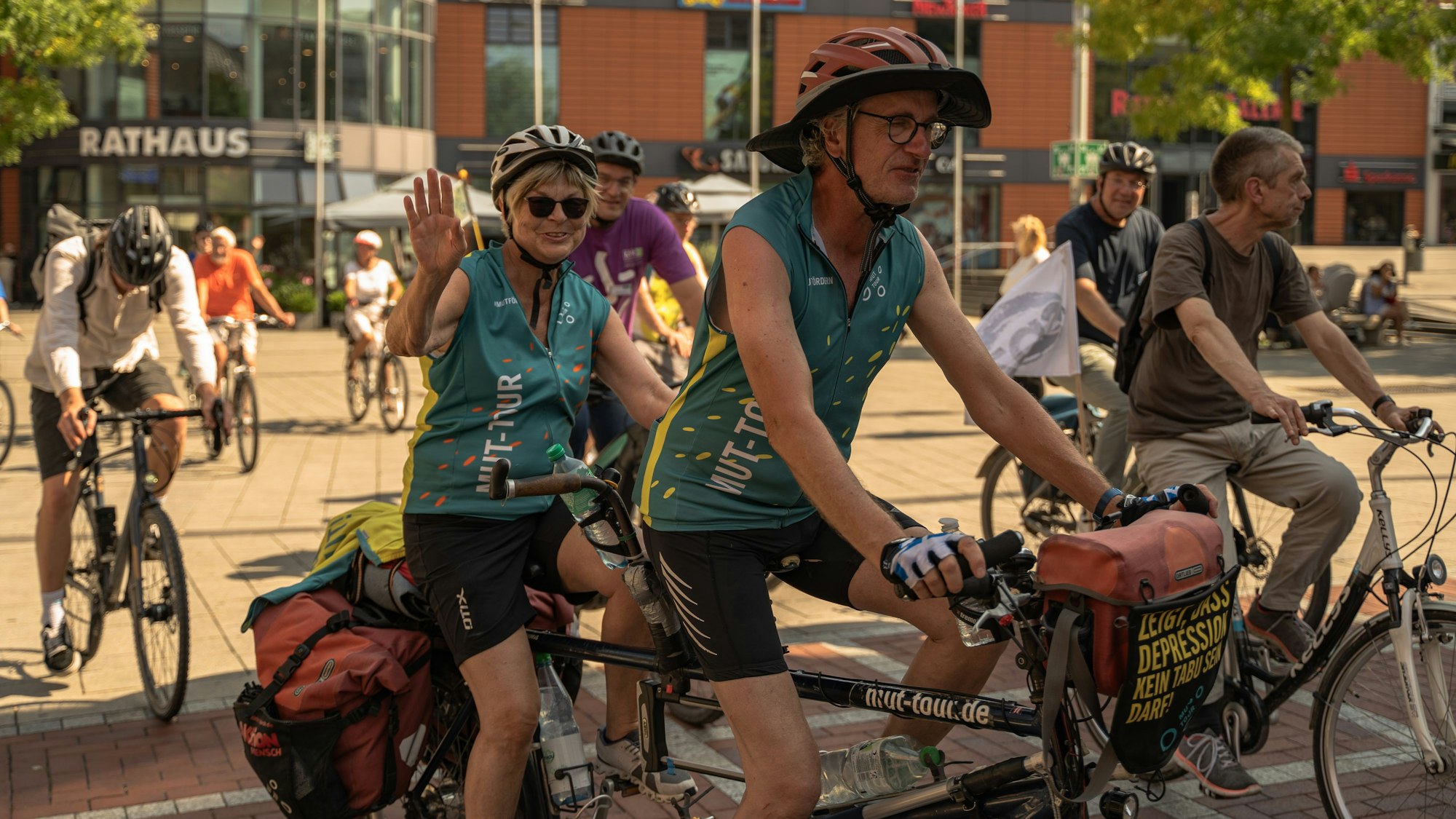 Swantje winkt den Menschen in Wiesdorf zu, als sie mit der „Mut-Tour“ Leverkusen zur nächsten Etappe verlässt.