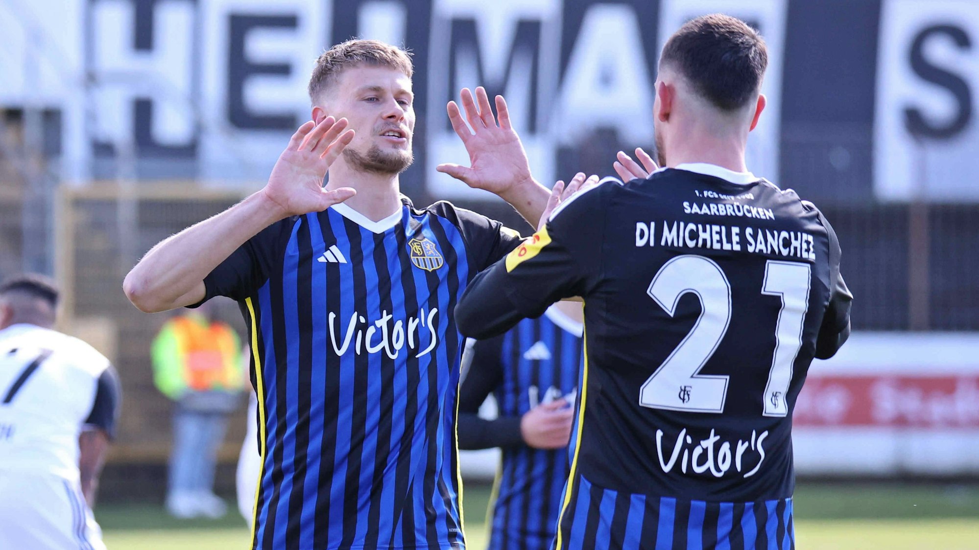 23.03.2024, Fussball, Herren, Sparkassen-Pokal Saarland, Achtelfinale, Saison 2023/2024, VfB Borussia Neunkirchen - 1. FC Saarbrücken, Julius Biada 1. FC Saarbrücken bejubelt mit Torschütze Fabio Di Michele Sanchez 1. FC Saarbrücken das Tor zum 0:1 Neunkirchen Ellenfeldstadion Saarland Deutschland DE *** 23 03 2024, Football, Men, Sparkassen Pokal Saarland, Round of 16, Season 2023 2024, VfB Borussia Neunkirchen 1 FC Saarbrücken, Julius Biada 1 FC Saarbrücken celebrates with scorer Fabio Di Michele Sanchez 1 FC Saarbrücken the goal to 0 1 Neunkirchen Ellenfeldstadion Saarland Germany EN