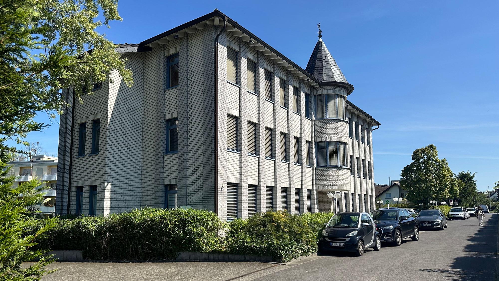 Die GWG sieht sich zudem als „sozialverträglicher Vermieter“, wie es Kemmann formuliert. „Wir versuchen stets, die sozialen, ökologischen und ökonomischen Anforderungen miteinander im Gleichgewicht zu halten.“ Das Verwaltungsgebäude der GWG in der Gartenstraße 47-47 in Sankt Augustin.
