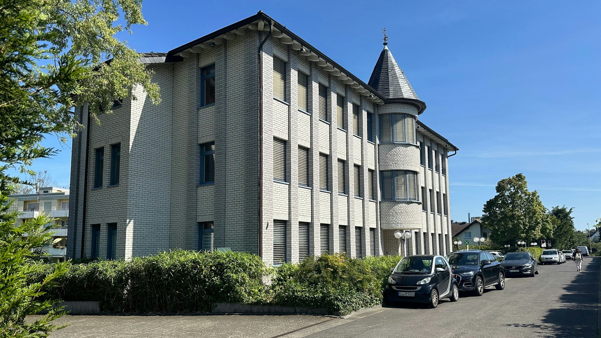 Die GWG sieht sich zudem als „sozialverträglicher Vermieter“, wie es Kemmann formuliert. „Wir versuchen stets, die sozialen, ökologischen und ökonomischen Anforderungen miteinander im Gleichgewicht zu halten.“ Das Verwaltungsgebäude der GWG in der Gartenstraße 47-47 in Sankt Augustin.