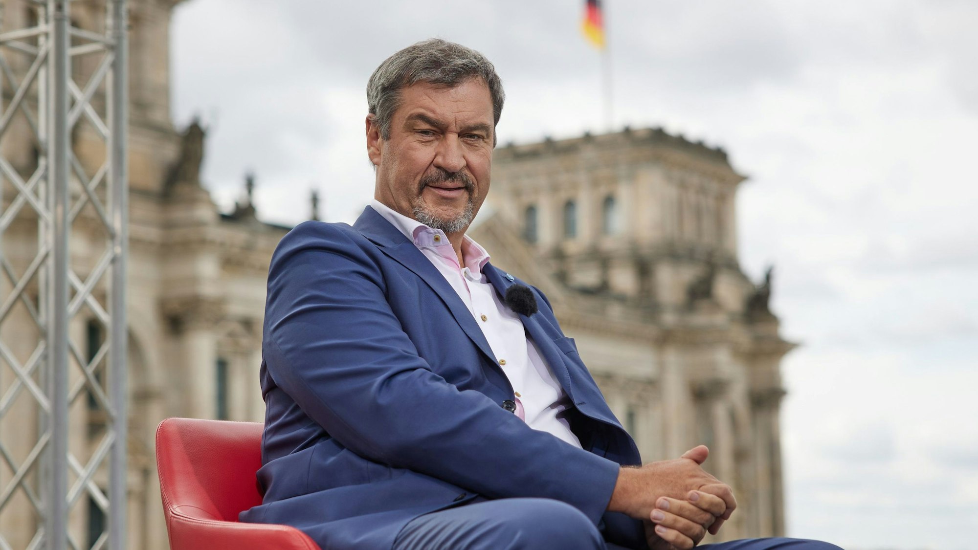 25.08.2024, Berlin: Markus Söder (CSU), Bundesvorsitzender, kommt zum ARD-Sommerinterview und sitzt vor dem Reichstagsgebäude. Das Interview wird am Abend in der Sendung "Bericht aus Berlin· ausgestrahlt. Foto: Joerg Carstensen/dpa +++ dpa-Bildfunk +++