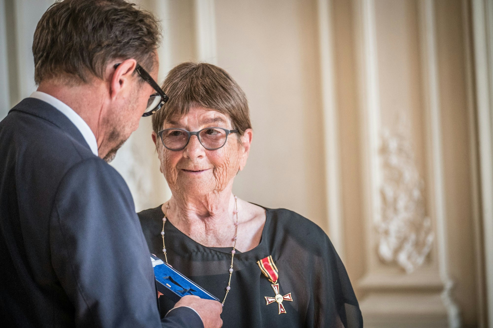 Irmgard von Styp-Rekowski erhält das Bundesverdienstkreuz.