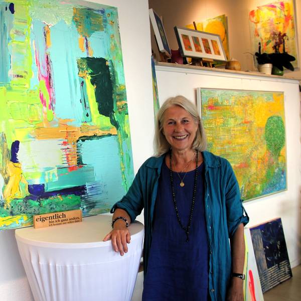 Frau steht vor Kunstwerken