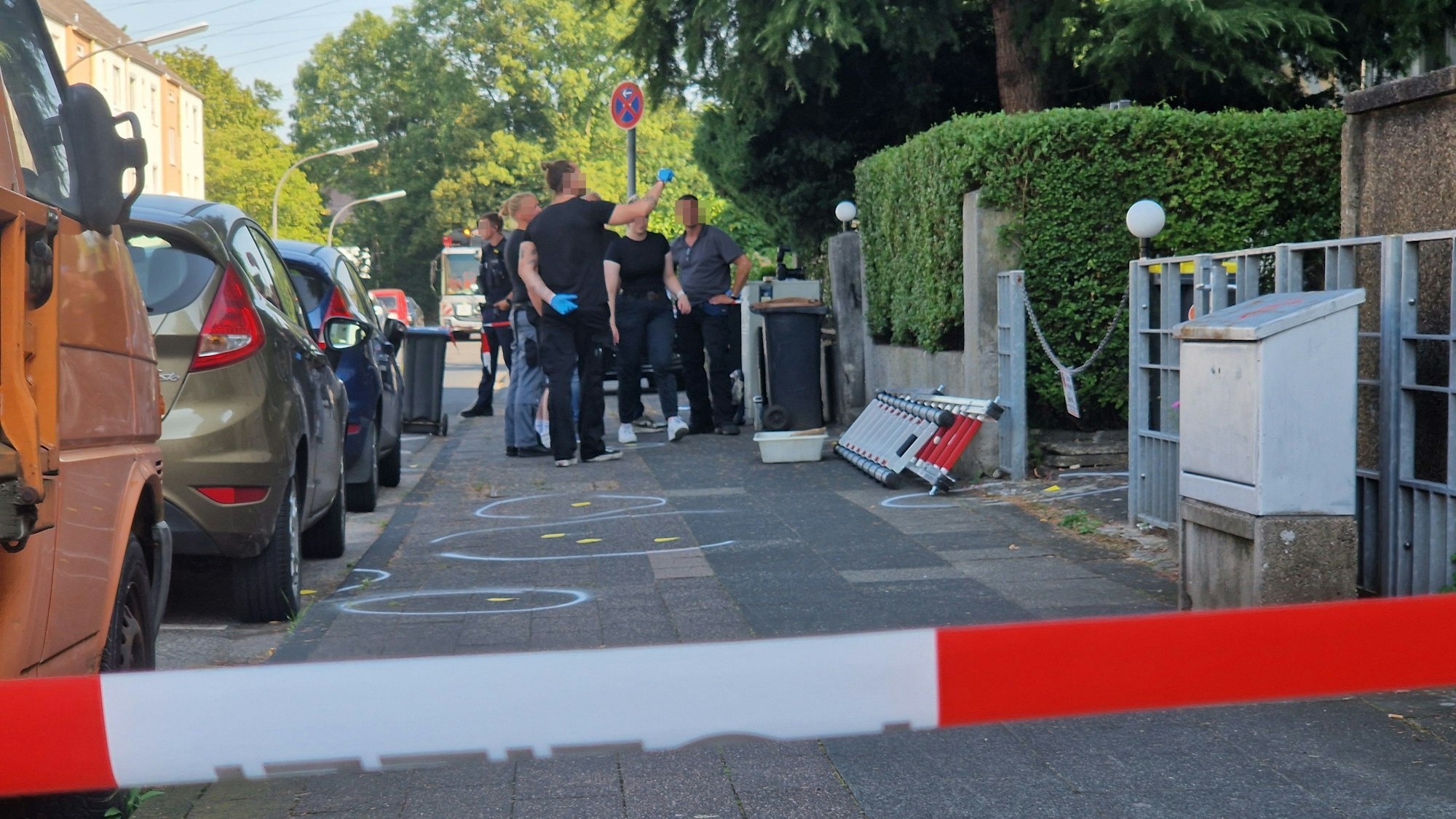 Ermittler sichern Spuren vor dem Haus in Ostheim.