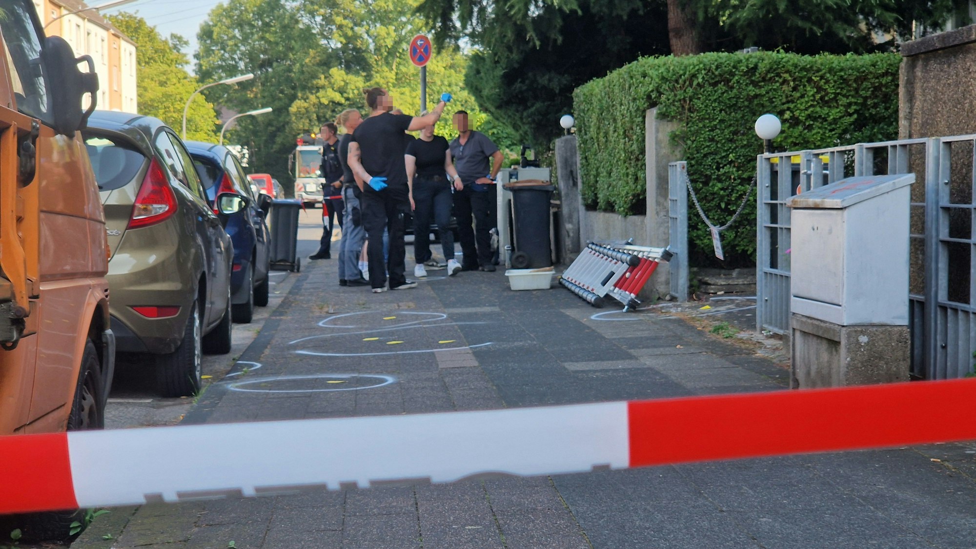 Ermittler sichern Spuren nach den Schüssen auf eine Hausfassade in Ostheim.