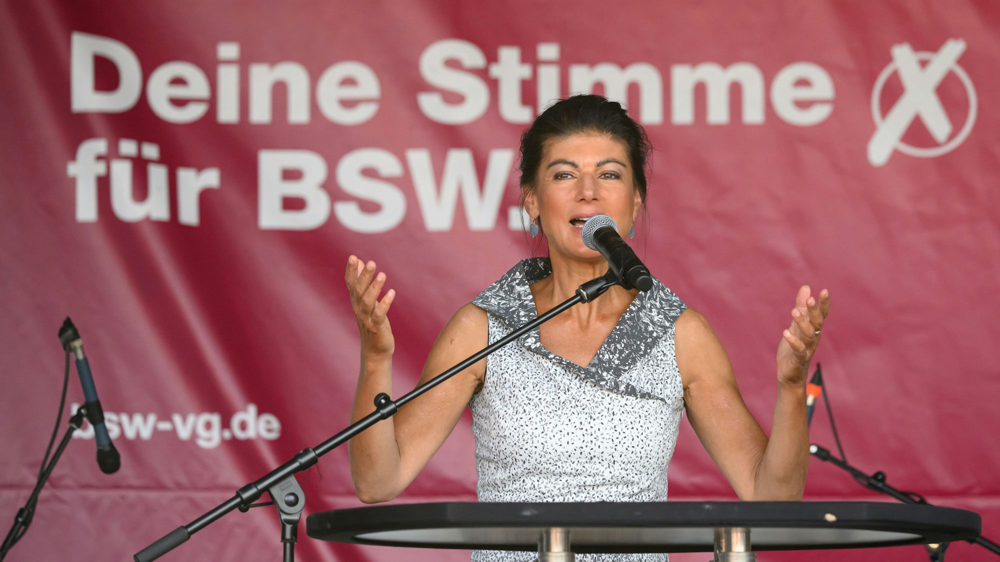 Sahra Wagenknecht, BSW-Bundesvorsitzende, spricht bei einer Wahlkampfveranstaltung des BSW Sachsen zur Landtagswahl auf der Bühne auf dem Schlossplatz.