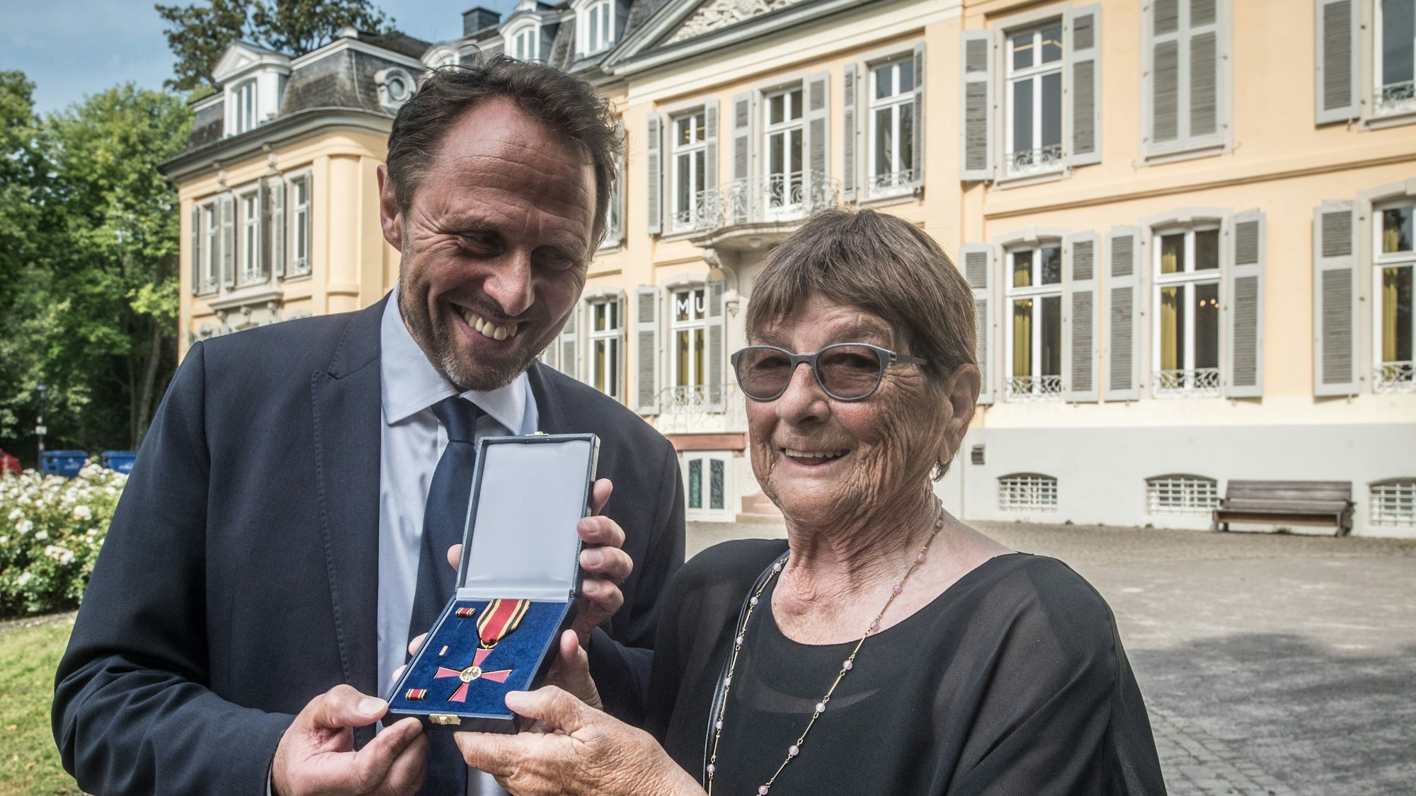 Irmgard von Styp-Rekowski erhält das Bundesverdienstkreuz Bild: Ralf Krieger