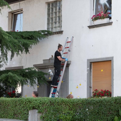 Ermittler sichern Spuren nach den Schüssen auf ein Mehrfamilienhaus in Ostheim.