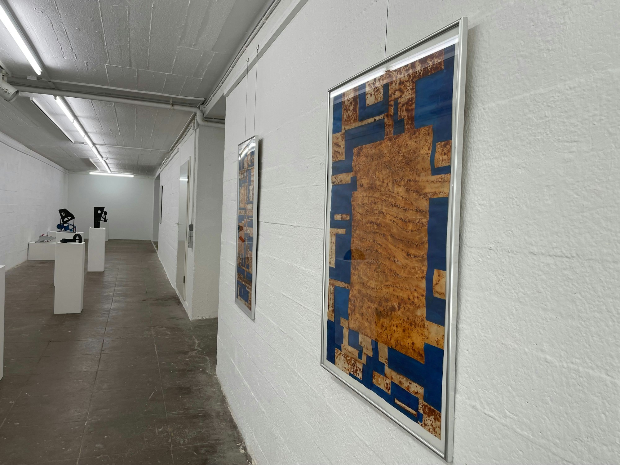 Viele Bilder von Engstenberg sind mittels „Rostage“ entstanden, wie er es nennt. Das heißt, er verbindet Papier und Rost.