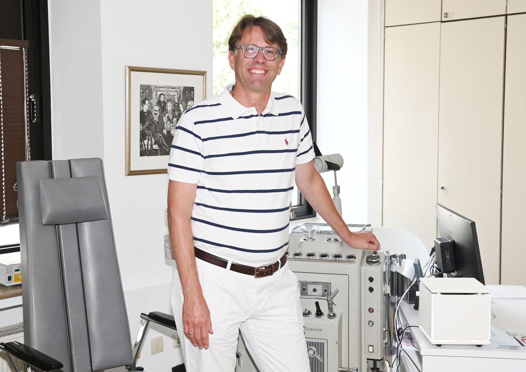 21.08.2024 Köln. Als der Kölner Arzt Kai Störring selbst an Long Covid erkrankt, fällt ihm die mangelhafte Versorgung und das mangelhafte Wissen über die Krankheit besonders auf. Er probiert herum und versucht sich quasi selbst zu heilen. Und hilft in seiner Long-Covid-Sprechstunde nun auch an deren Patienten. Foto: Alexander Schwaiger
