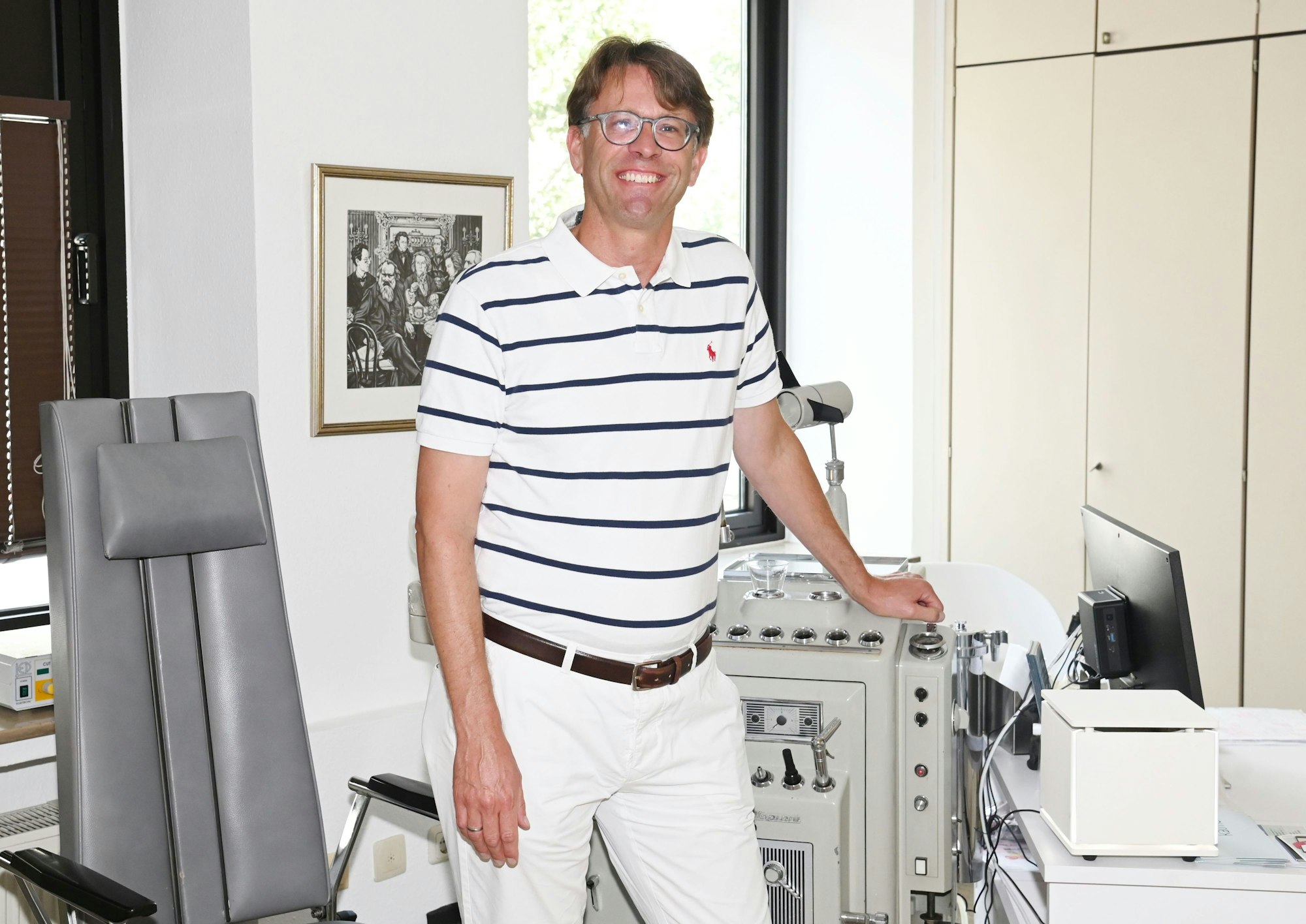 21.08.2024 Köln. Als der Kölner Arzt Kai Störring selbst an Long Covid erkrankt, fällt ihm die mangelhafte Versorgung und das mangelhafte Wissen über die Krankheit besonders auf. Er probiert herum und versucht sich quasi selbst zu heilen. Und hilft in seiner Long-Covid-Sprechstunde nun auch an deren Patienten. Foto: Alexander Schwaiger