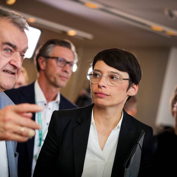 Herbert Reul (CDU, l.), NRW-Innenminister, und Josefine Paul (Bündnis 90/Die Grünen), Ministerin für Kinder, Jugend, Familie, Flucht und Integration, auf dem Weg zu einer Sondersitzung des NRW-Landtags zu Solingen.