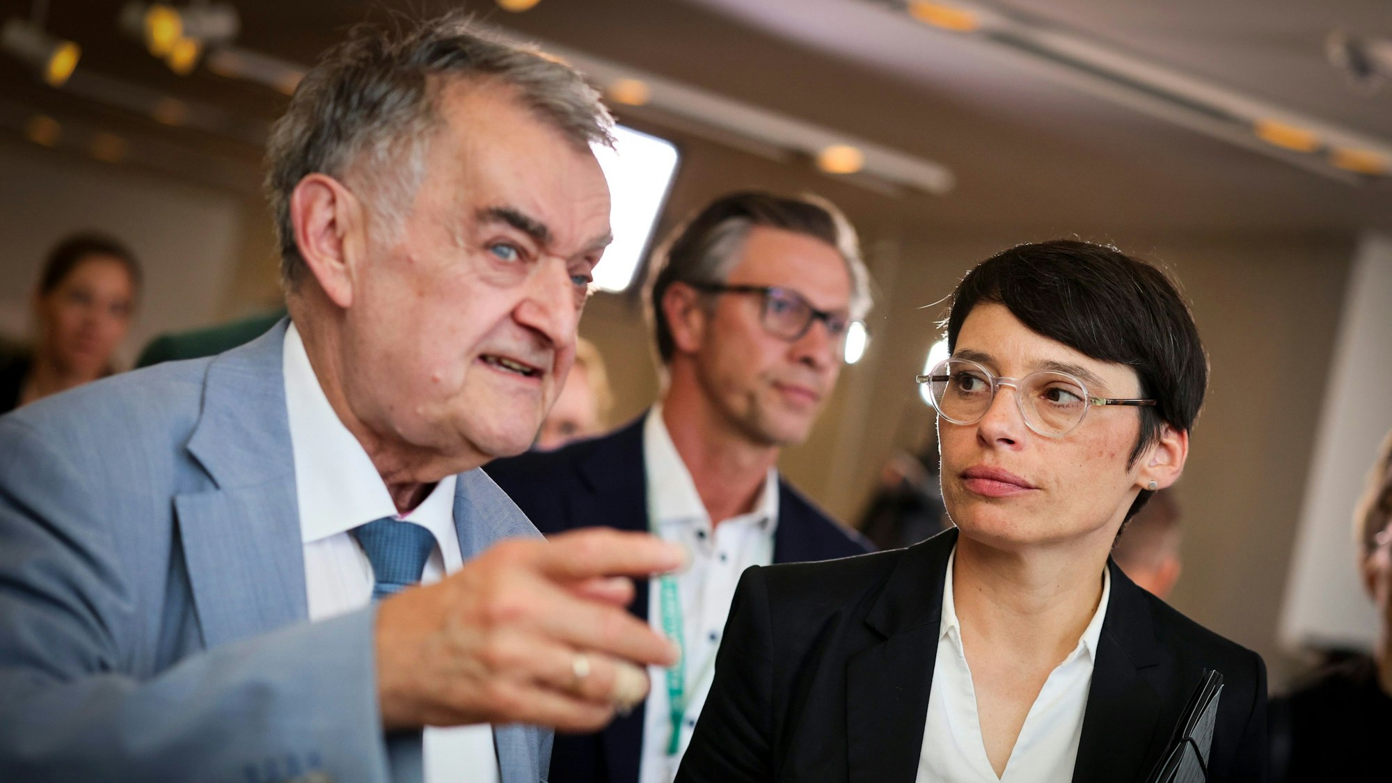 Herbert Reul (CDU, l.), NRW-Innenminister, und Josefine Paul (Bündnis 90/Die Grünen), Ministerin für Kinder, Jugend, Familie, Flucht und Integration, auf dem Weg zu einer Sondersitzung des NRW-Landtags zu Solingen.