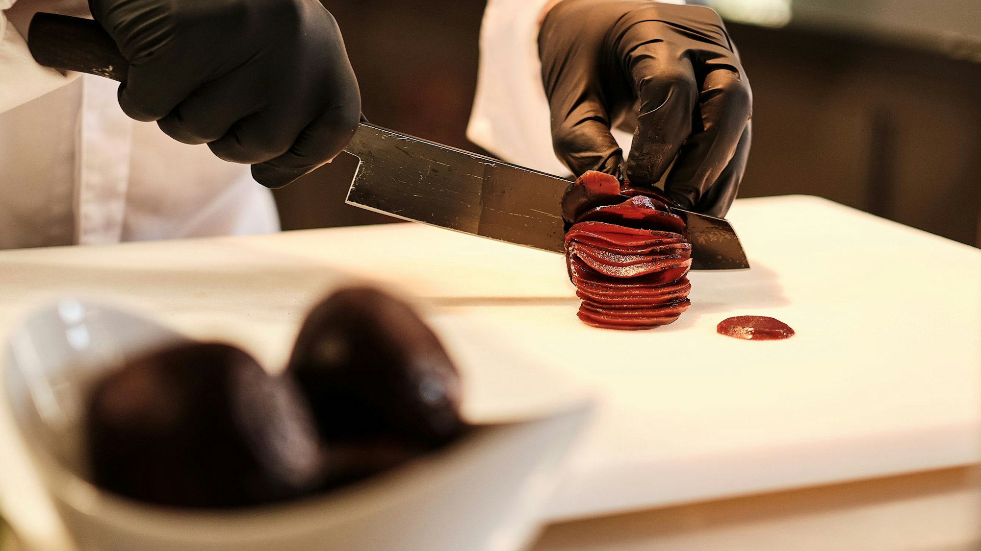 Rote Bete mit einem scharfen Messer (oder einer Aufschnittmaschine) in 1 mm dicke Scheiben schneiden.