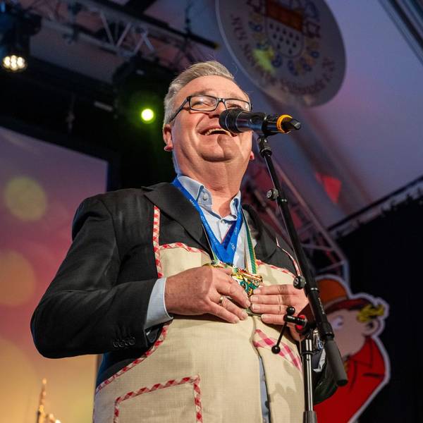 Jürgen B. Hausmann feiert 25 Jahre Bühnenkarriere, hier bei einem Auftritt im Kölner Karneval 2024