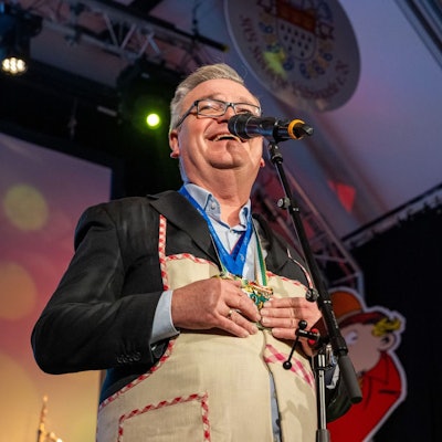 Jürgen B. Hausmann feiert 25 Jahre Bühnenkarriere, hier bei einem Auftritt im Kölner Karneval 2024