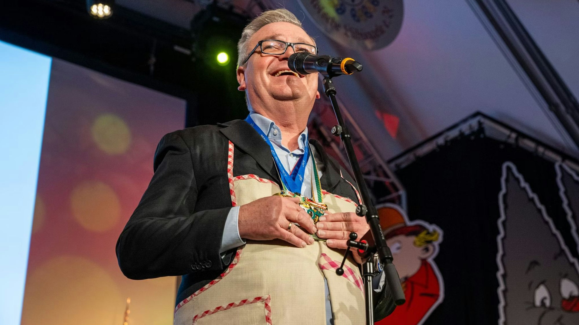 Jürgen B. Hausmann feiert 25 Jahre Bühnenkarriere, hier bei einem Auftritt im Kölner Karneval 2024