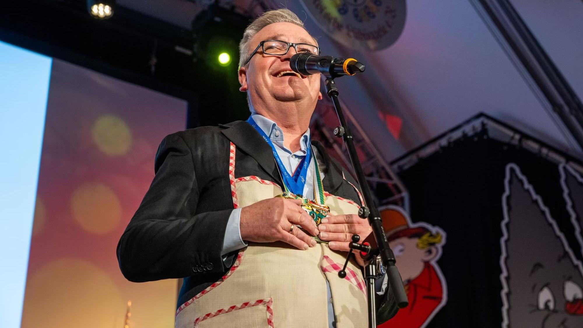 Jürgen B. Hausmann feiert 25 Jahre Bühnenkarriere, hier bei einem Auftritt im Kölner Karneval 2024