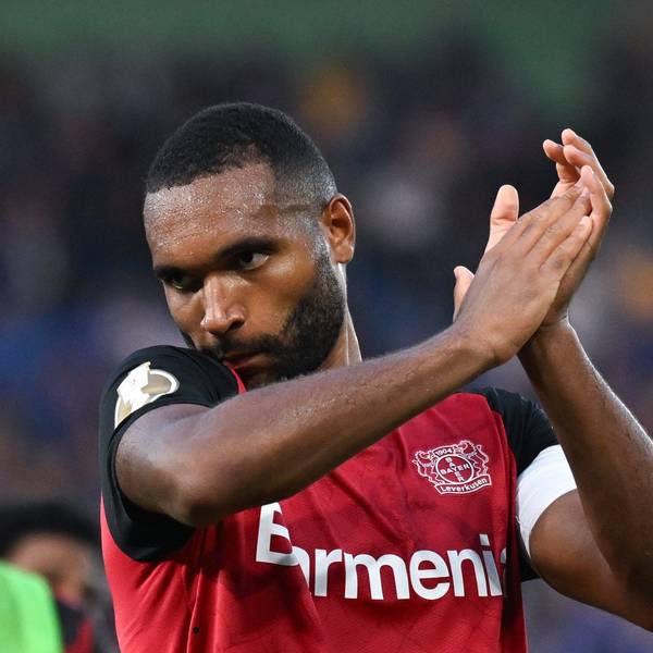 Leverkusens Kapitän Jonathan Tah reagiert nach dem Abpfiff des Pokalspiels in Jena am Mittwoch.