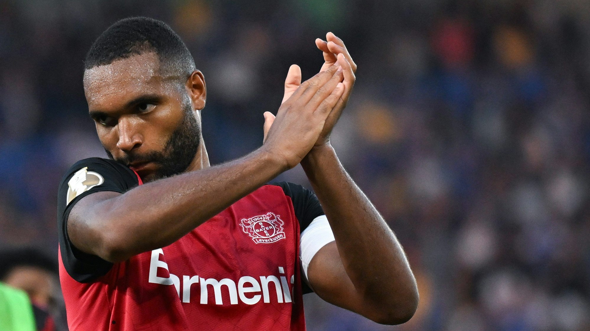 Leverkusens Kapitän Jonathan Tah reagiert nach dem Abpfiff des Pokalspiels in Jena am Mittwoch.