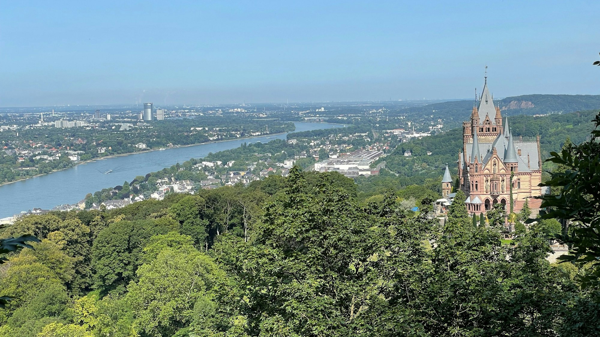 Blick vom Drachenfels in Höhe der Drachenburg auf das Rheintal.