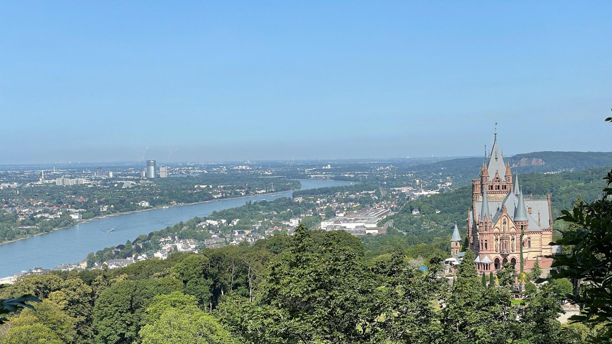 Die Drachenburg im Siebengebirge ist ein beliebtes Ausflugsziel im Kreis: Blick vom Drachenfels auf die Drachenburg und Bonn.