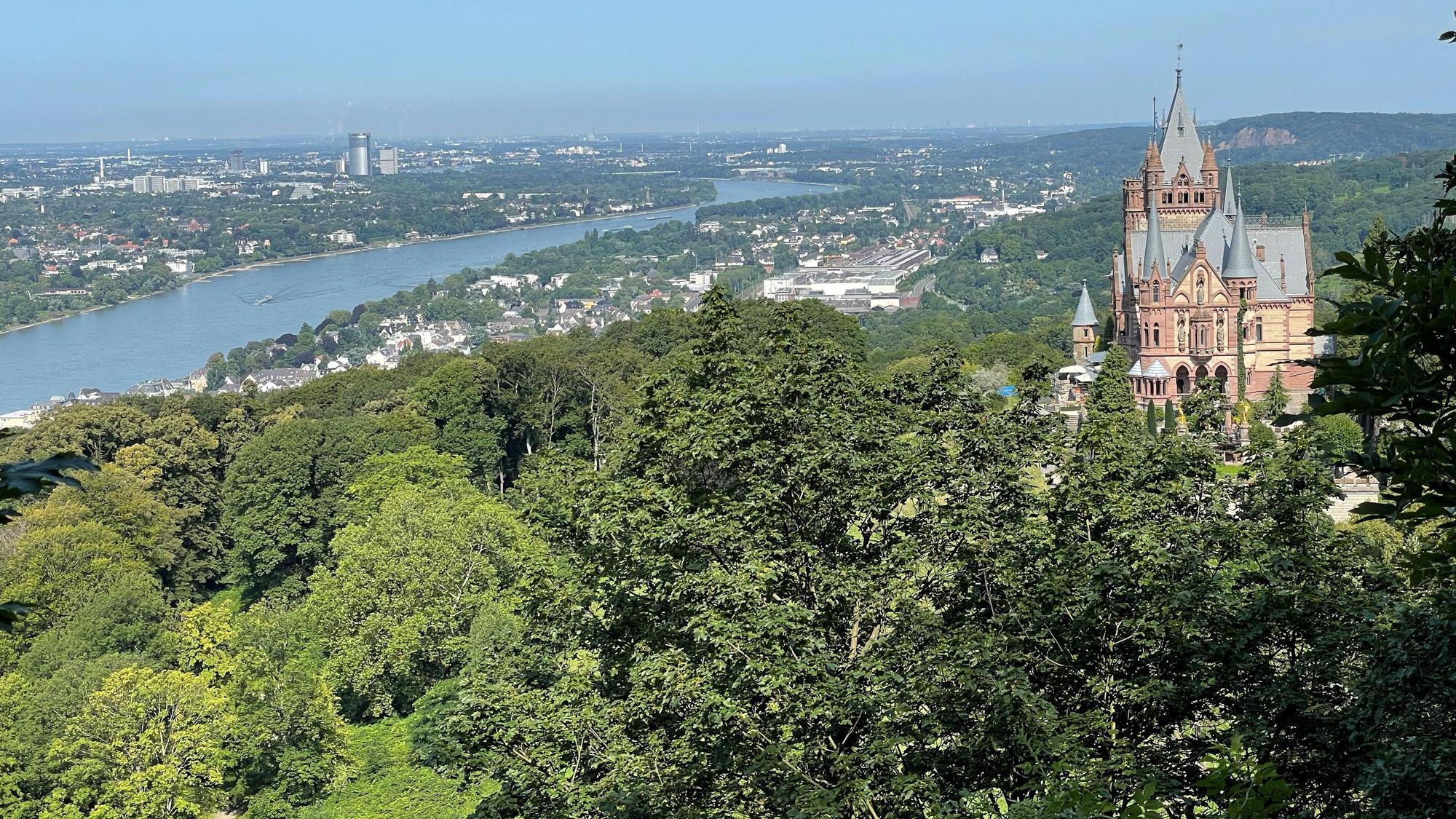 Wochendtipp "Ich steig Raus!" Kampagne der Tourismus-Abteilung des Rhein-Sieg-Kreis
Blick vom Drachenfels auf die Drachenburg und Bonn.