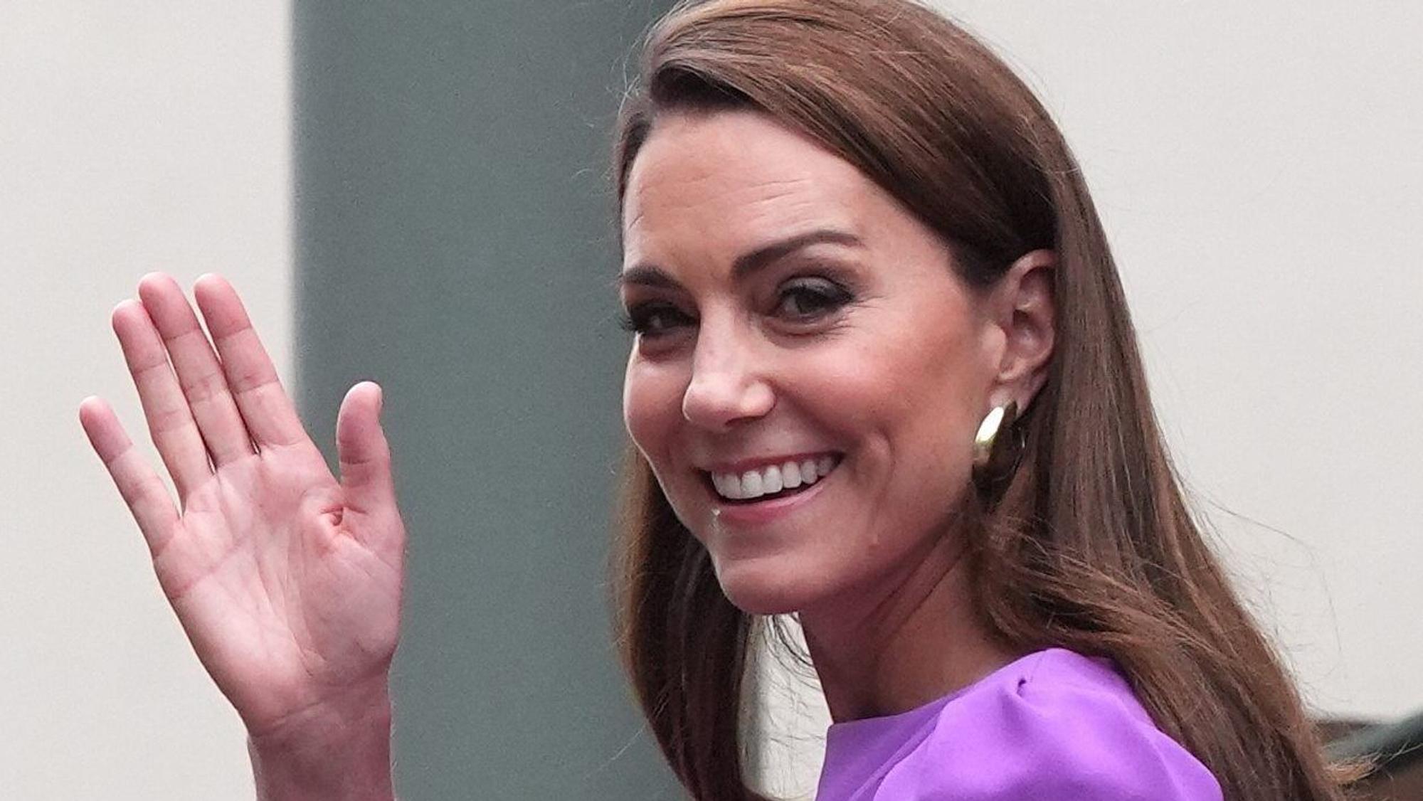 Prinzessin Kate winkt und lächelt.