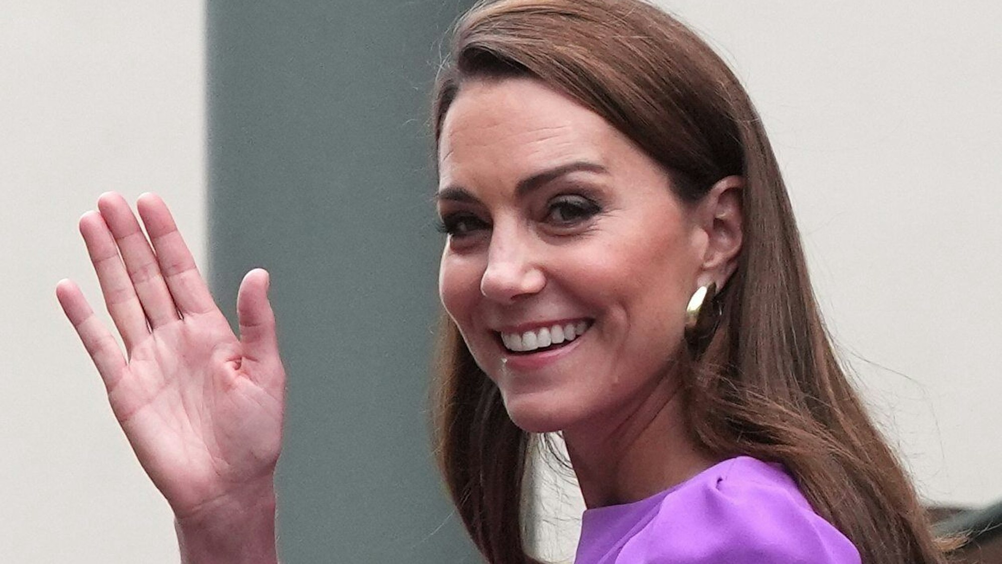 Prinzessin Kate winkt und lächelt.