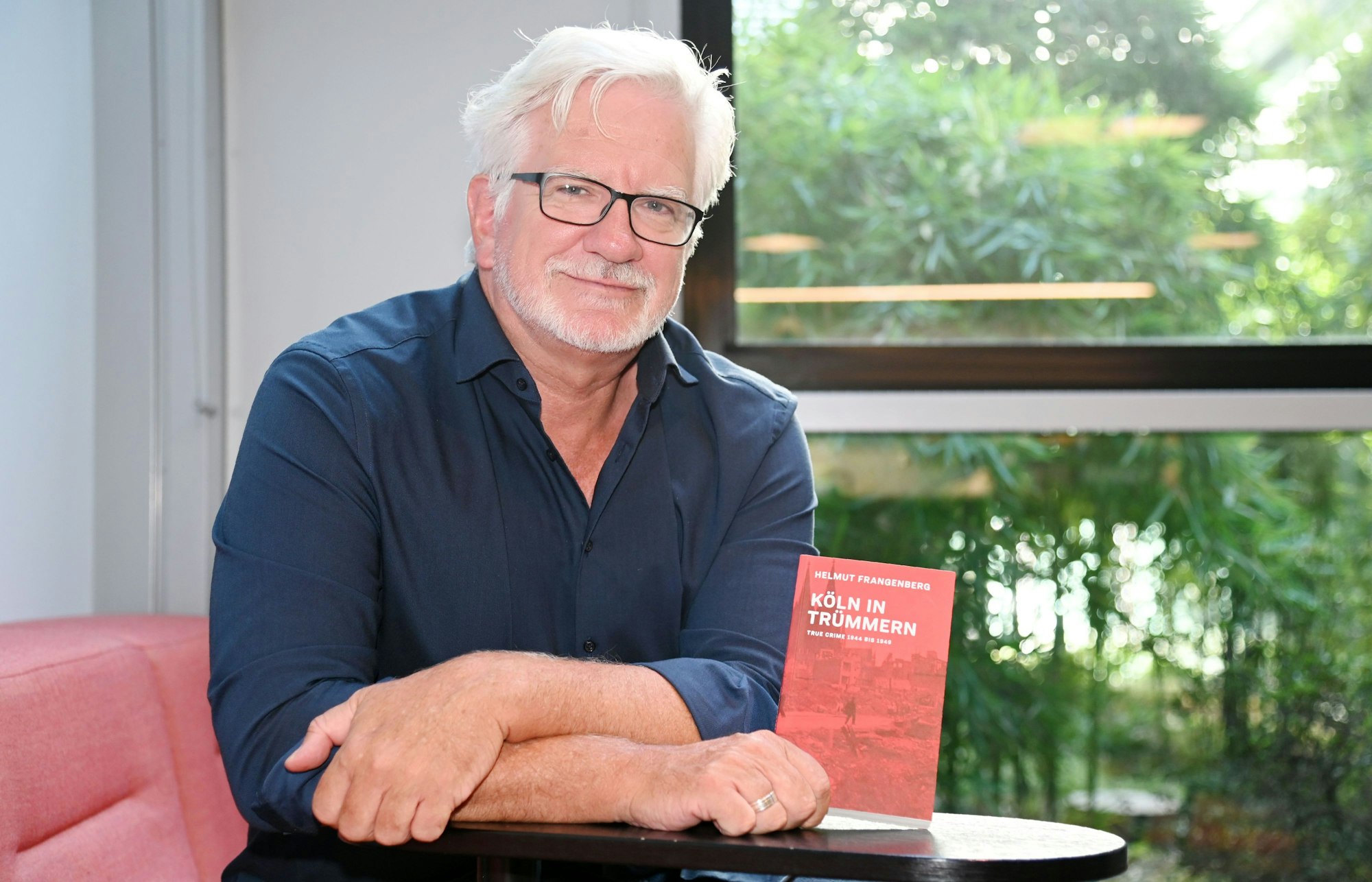 Helmut Frangenberg mit seinem neuen Buch Köln im Trümmern.