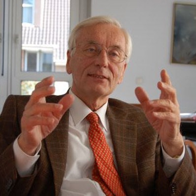 Ein Mann lächelt in die Kamera.