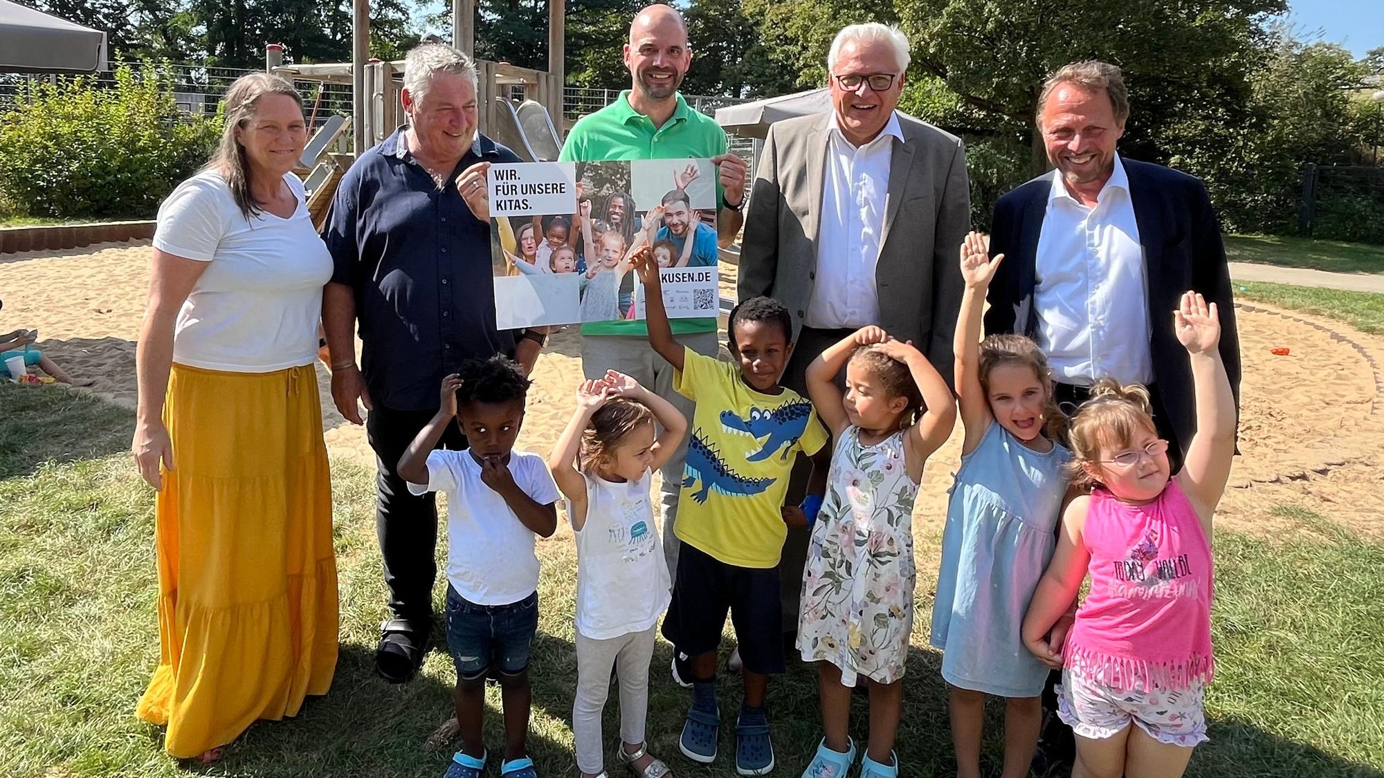 Kinder und Erwachsene in einer Kita