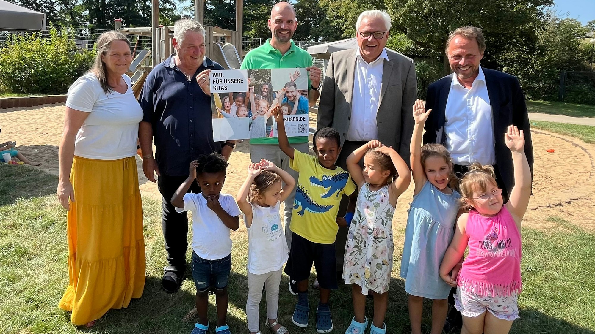 Kinder und Erwachsene in einer Kita