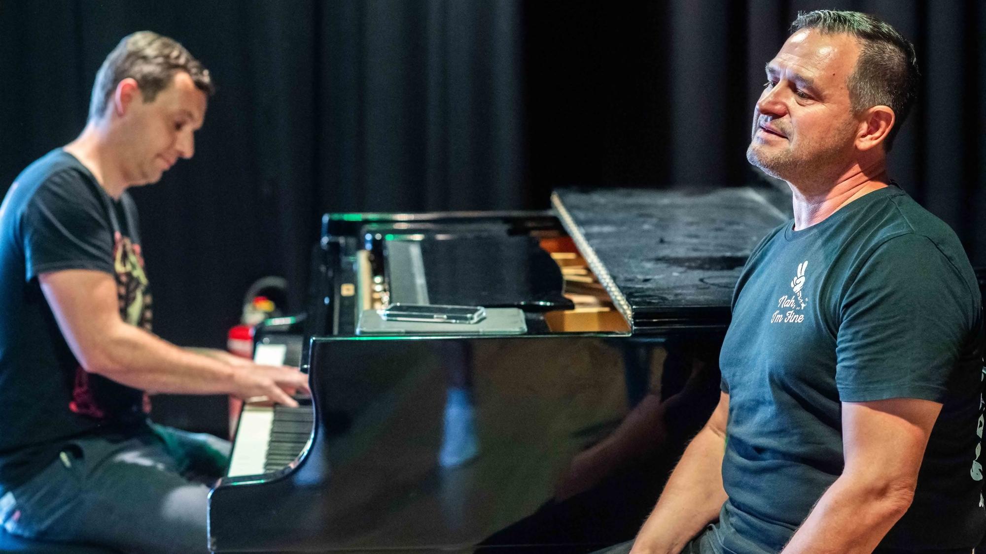 Das Bild zeigt Jürgen Bönsch, der singt, und Jan-Philipp Röser, der an einem Flügel sitzt.