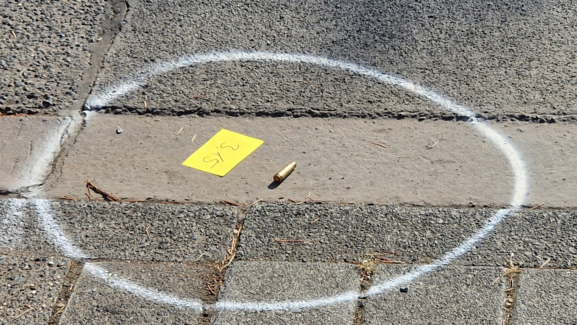 Die Polizei hat eine der Patronenhülsen nach Schüssen in Köln-Ostheim sichergestellt.