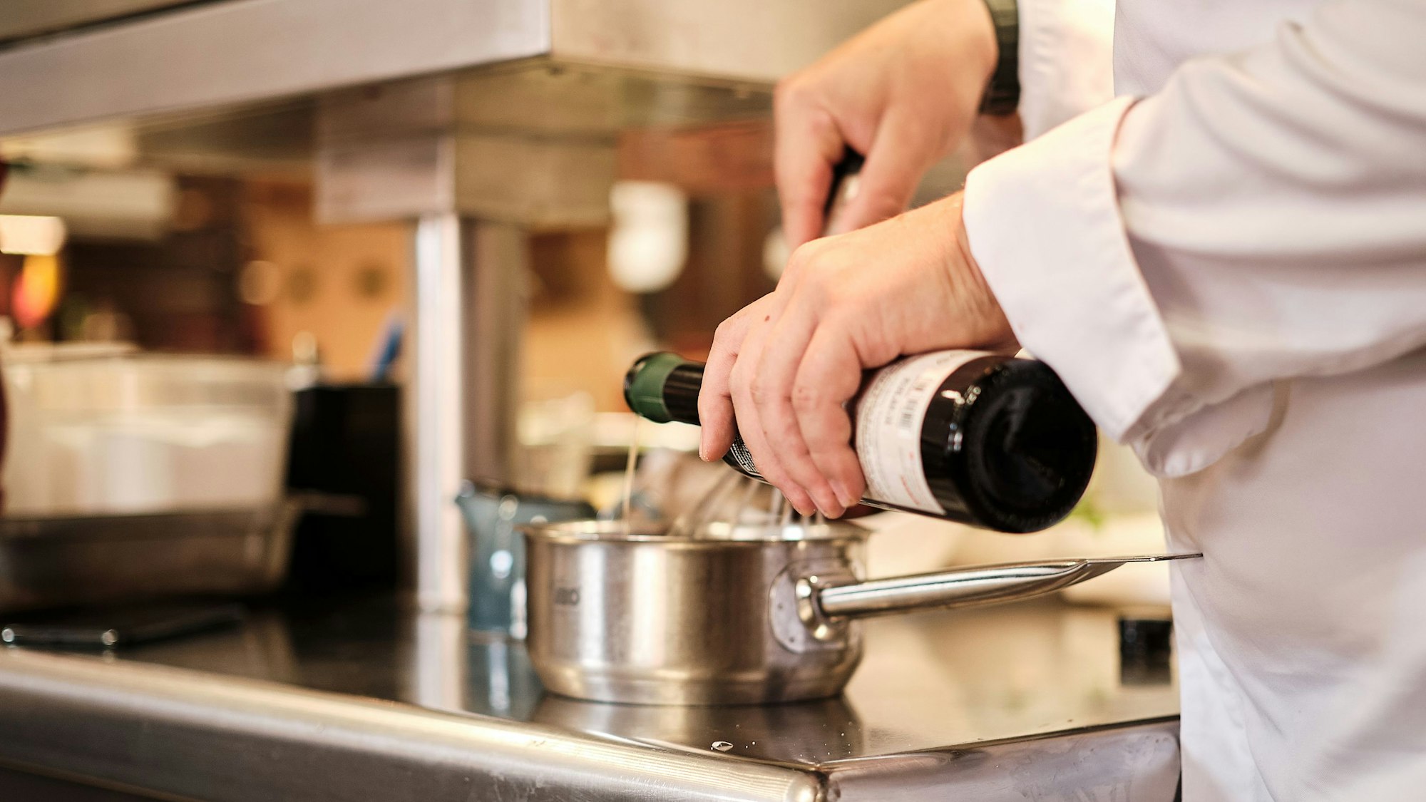 Für die Vinaigrette Essig mit 1 Prise Salz und 2 Prisen Pfeffer würzen und das Walnussöl langsam einlaufen lassen.