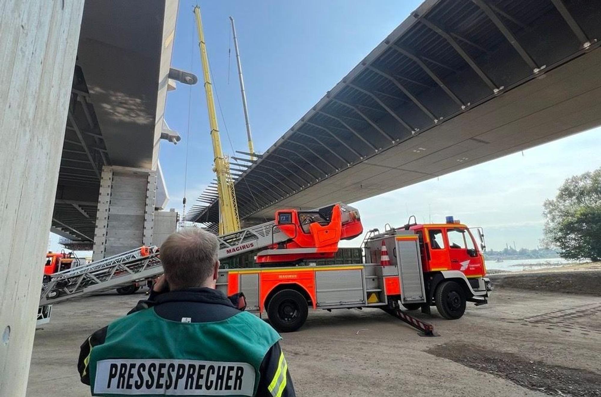 Feuerwehrsprecher Ulrich Laschet schaut auf die Unglücksstelle: Am rechten der beiden Kräne, der auf der alten Brücke steht, hatte sich am Donnerstag (29.08.2024) ein Teil gelöst. Ein Arbeiter starb, sechs wurden verletzt.