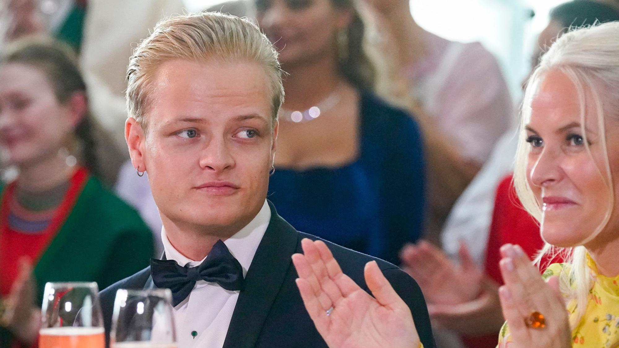 Marius Borg Høiby sitzt neben seiner Mutter Mette-Marit bei einem Bankett.