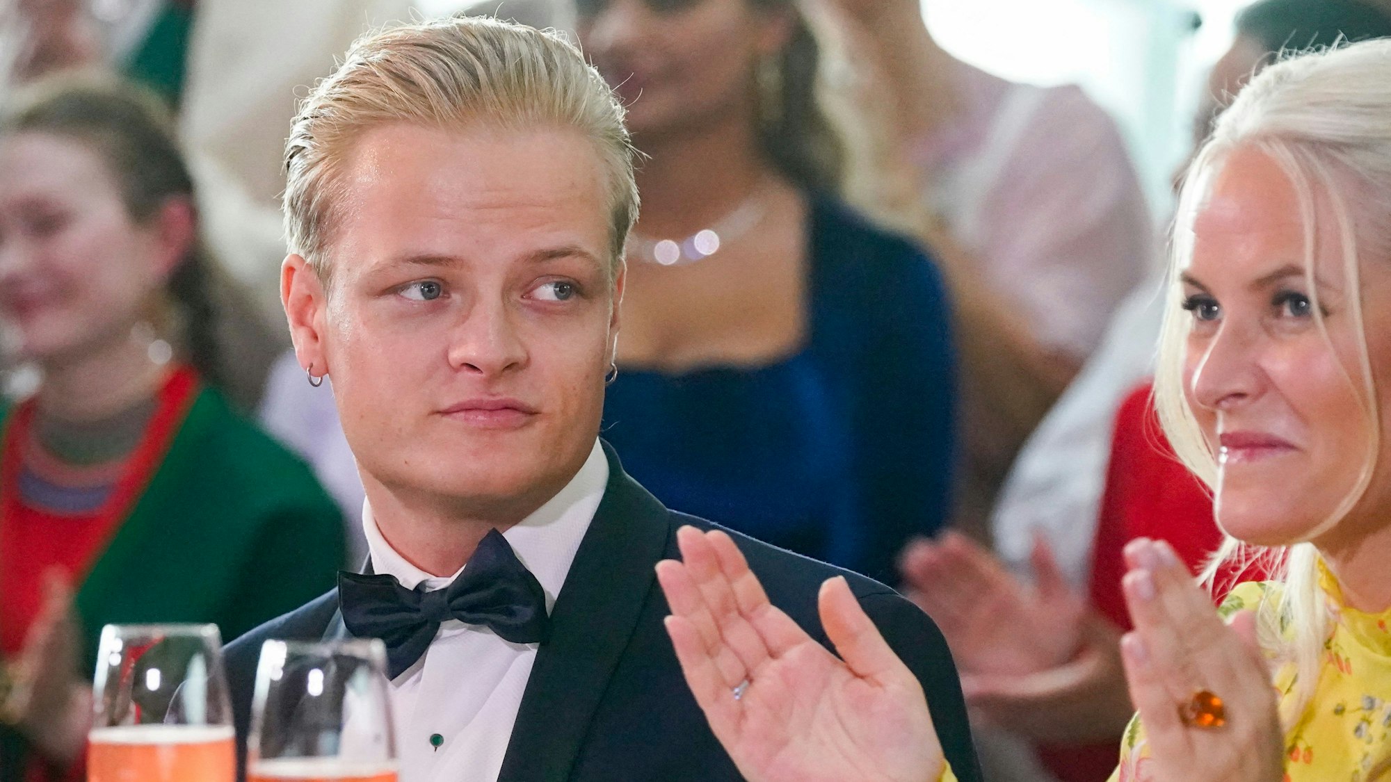 Marius Borg Høiby neben seiner Mutter, Kronprinzessin Mette-Marit, im Juni 2022.