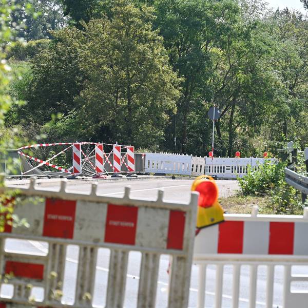Zu sehen ist eine abgesperrte Brücke, auf der ein Teil des Geländers beschädigt ist.