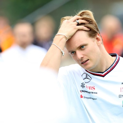 Mick Schumacher greift sich in die Arme.