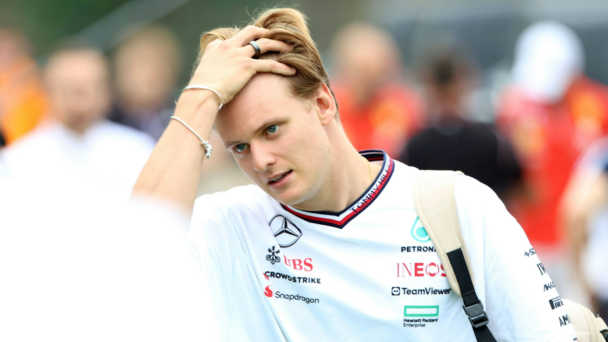 Mick Schumacher greift sich in die Arme.