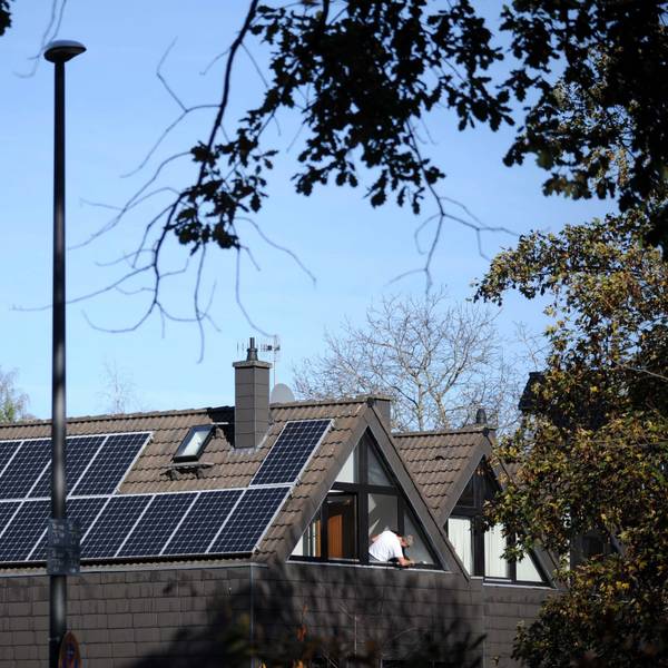 Ein Dach mit Solarzellen in Burscheid.