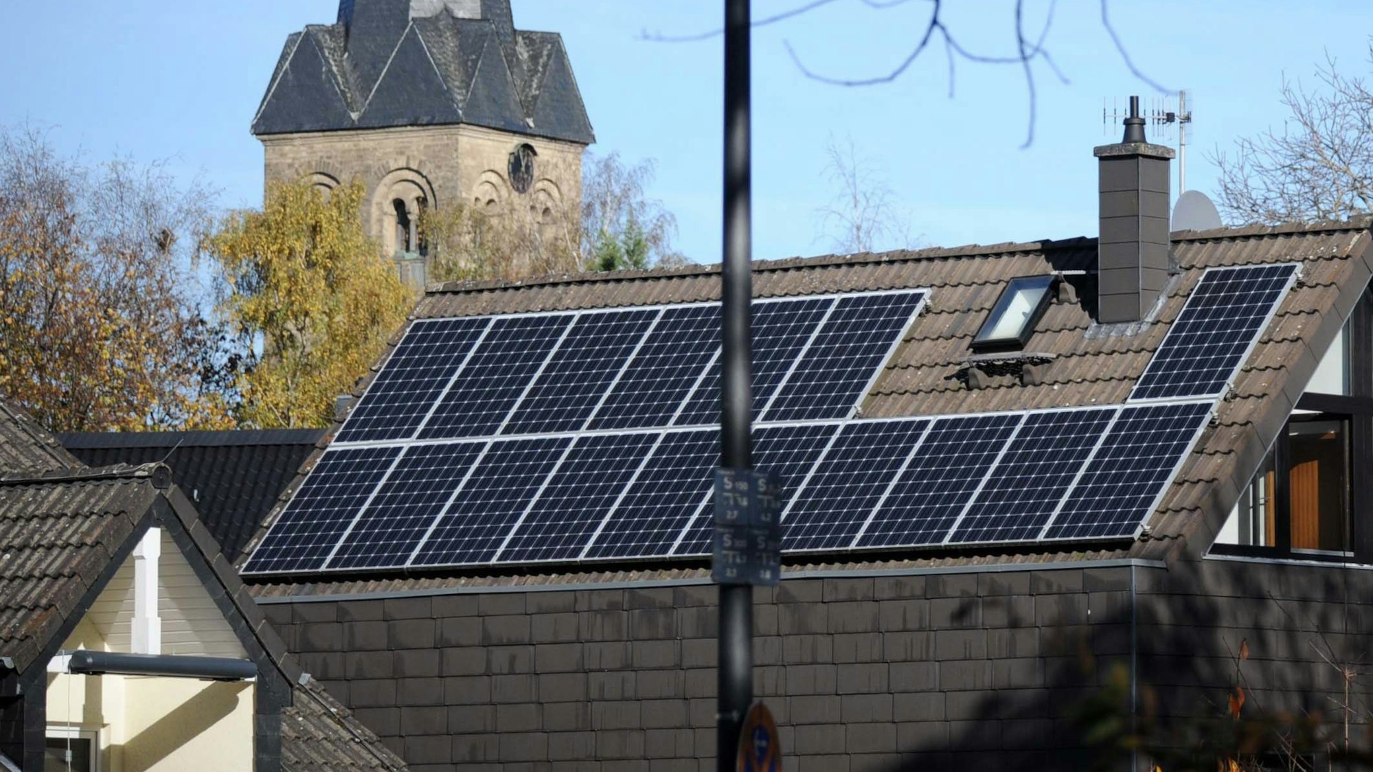 Ein Dach mit Solarzellen in Burscheid.