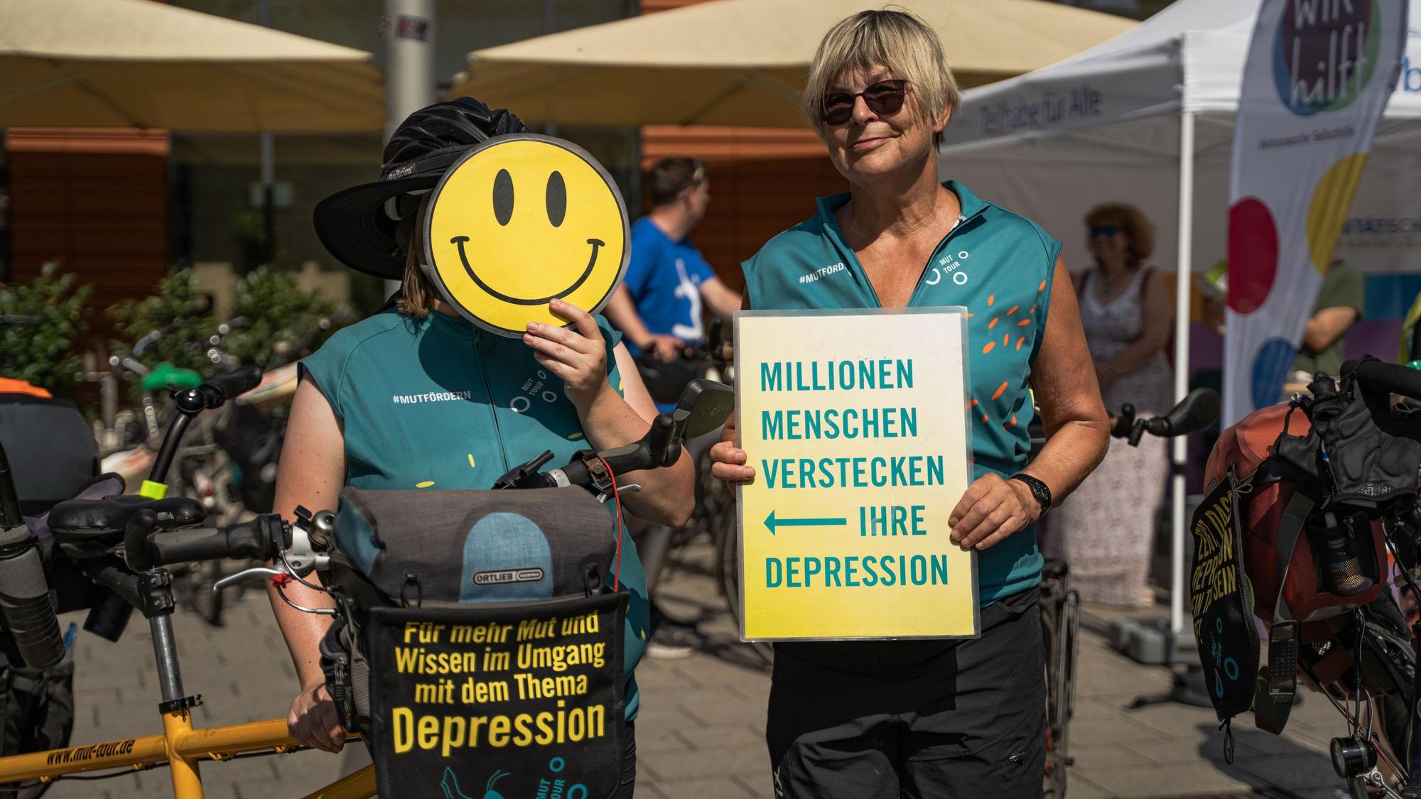 Susanne (l.) und Swantje sind selbst von Depressionen betroffenen und fahren selbst bei der „Mut-Tour“ mit.