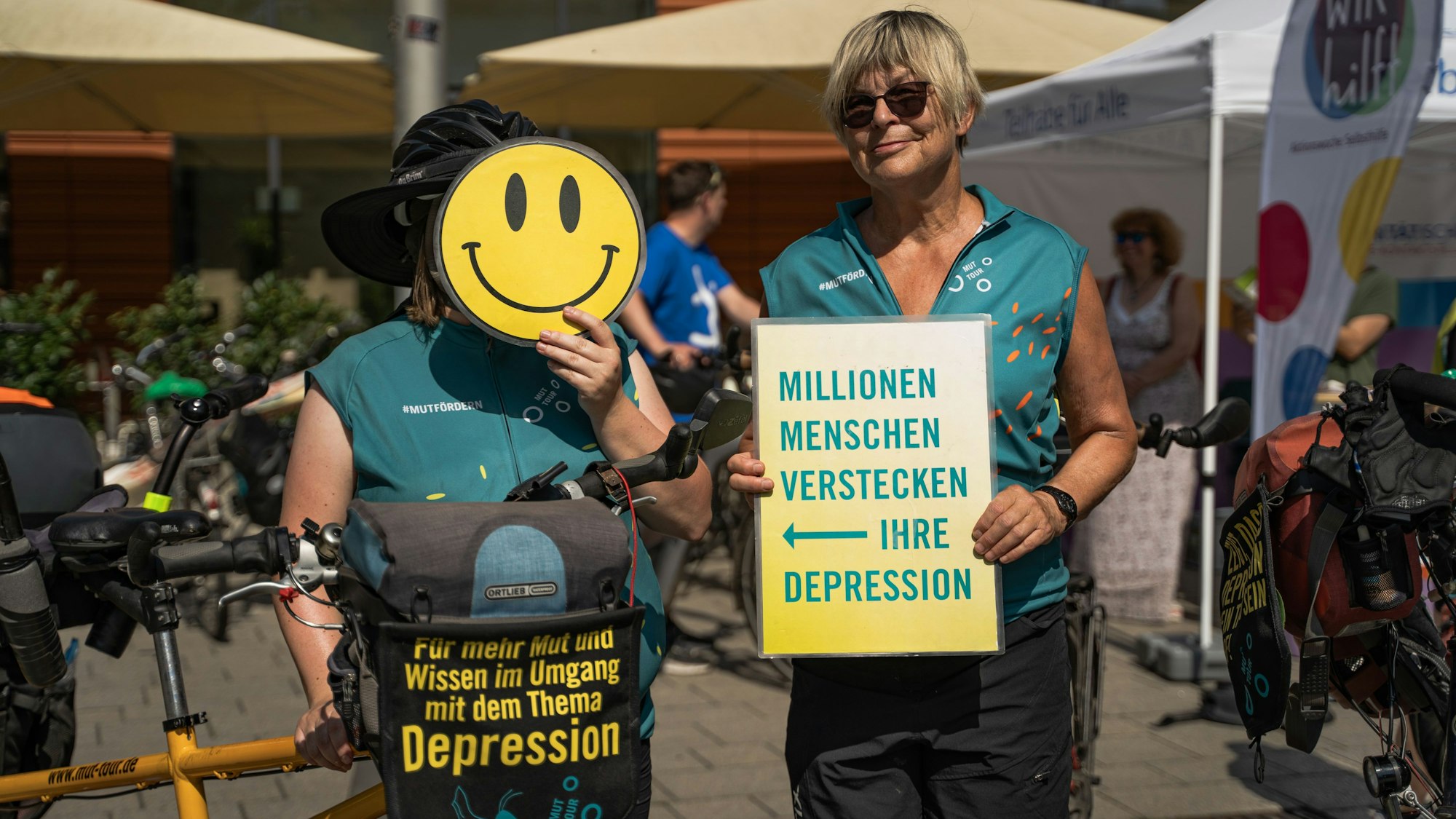 Susanne (l.) und Swantje sind selbst von Depressionen betroffenen und fahren selbst bei der „Mut-Tour“ mit.