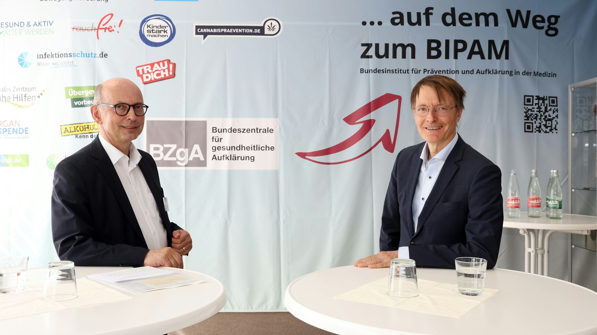 Bundeszentrale für gesundheitliche Aufklärung
Links: Dr. Johannes Nießen, kommissarischer Leiter der
Bundeszentrale für gesundheitliche Aufklärung ( BZgA) und Einrichtungsbeauftragter des Bundesinstitutes für Prävention und Aufklärung in der Medizin
