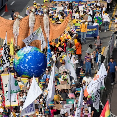 Umweltaktivisten in Seoul, Südkorea marschieren während einer Kundgebung auf das Präsidialamt zu und fordern Maßnahmen zur Beendigung der Klimakrise.