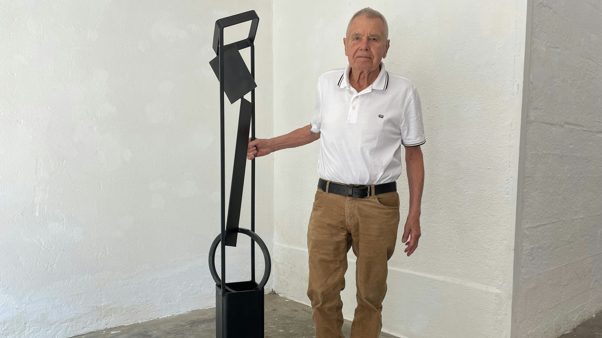 Unter dem Titel „Horizontal“ sind im Opladener Künstlerbunker 49 Werke von Friedrich Engstenberg zu sehen.