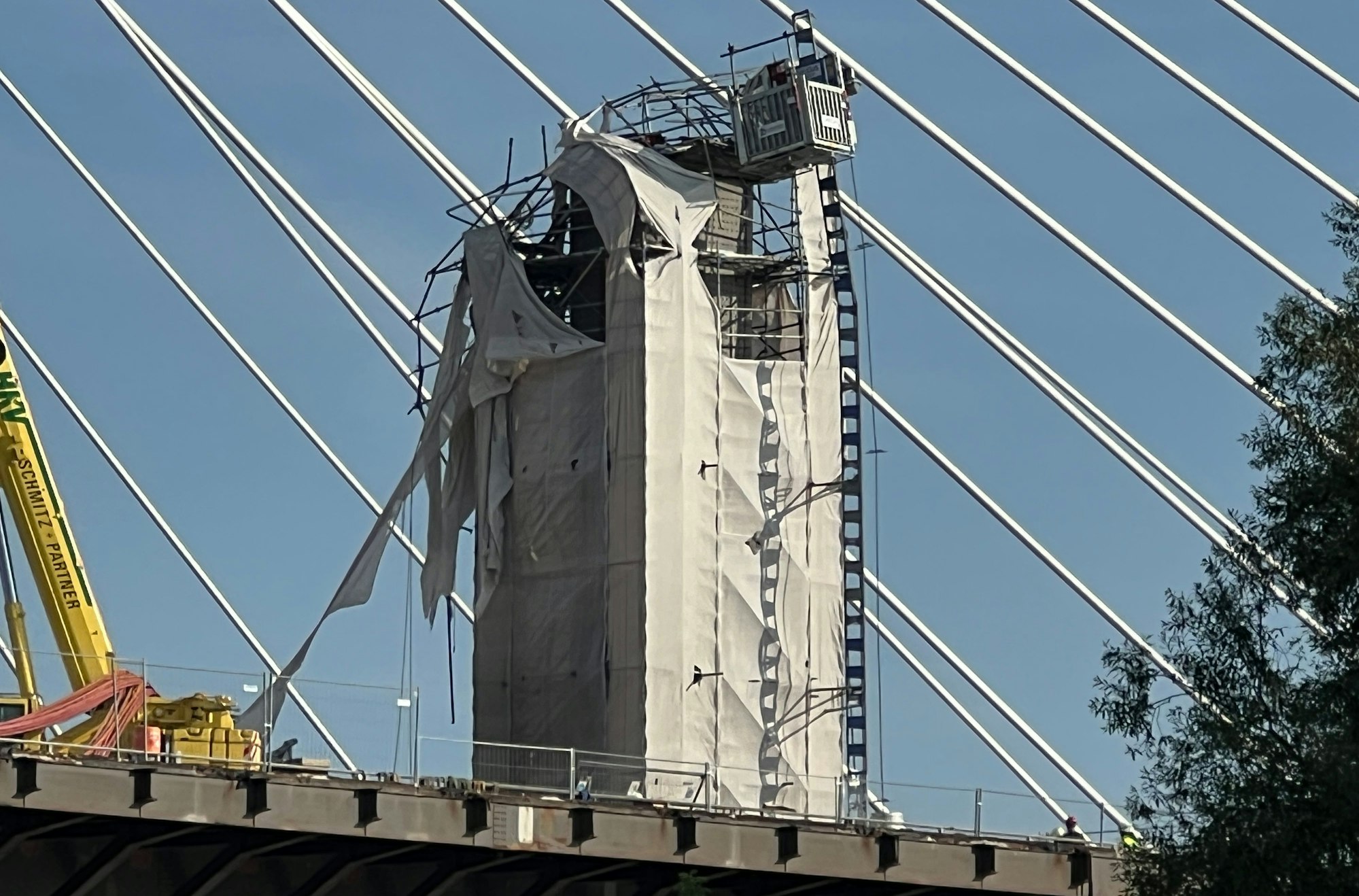 Am Donnerstagmorgen (29.08.2024) haben sich die Tragseile aus noch unbekannten Gründen gelöst, sie liegen jetzt auf dem Autokran.